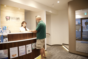 A patient at the reception counter at Hitomi Dental Office
